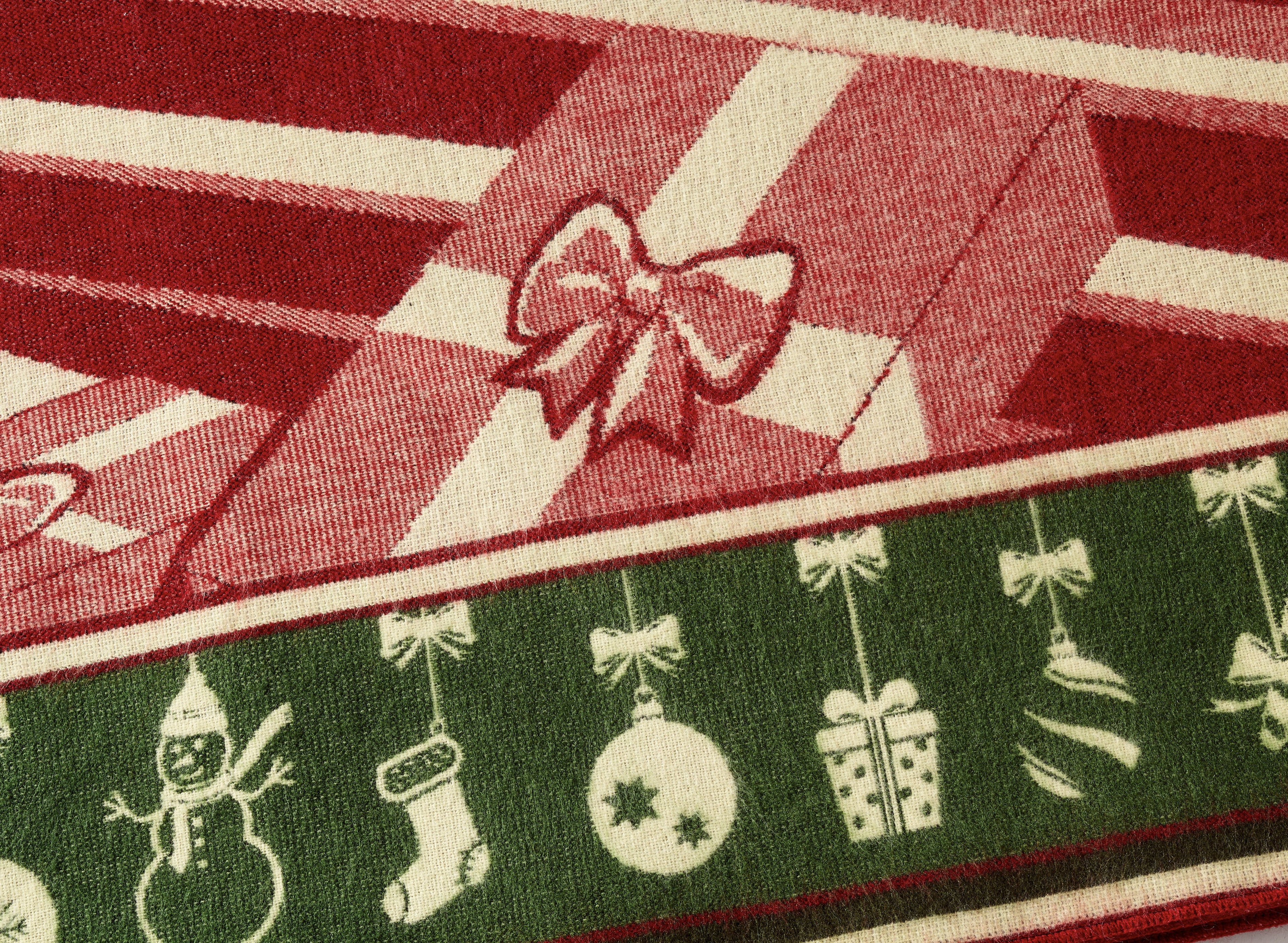 Artisan-Made Winter Blanket - Red Christmas
